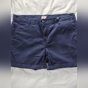 LEVIS Ladies Shorts Size 33 Waist Inseam5" Button/Zip Closure.